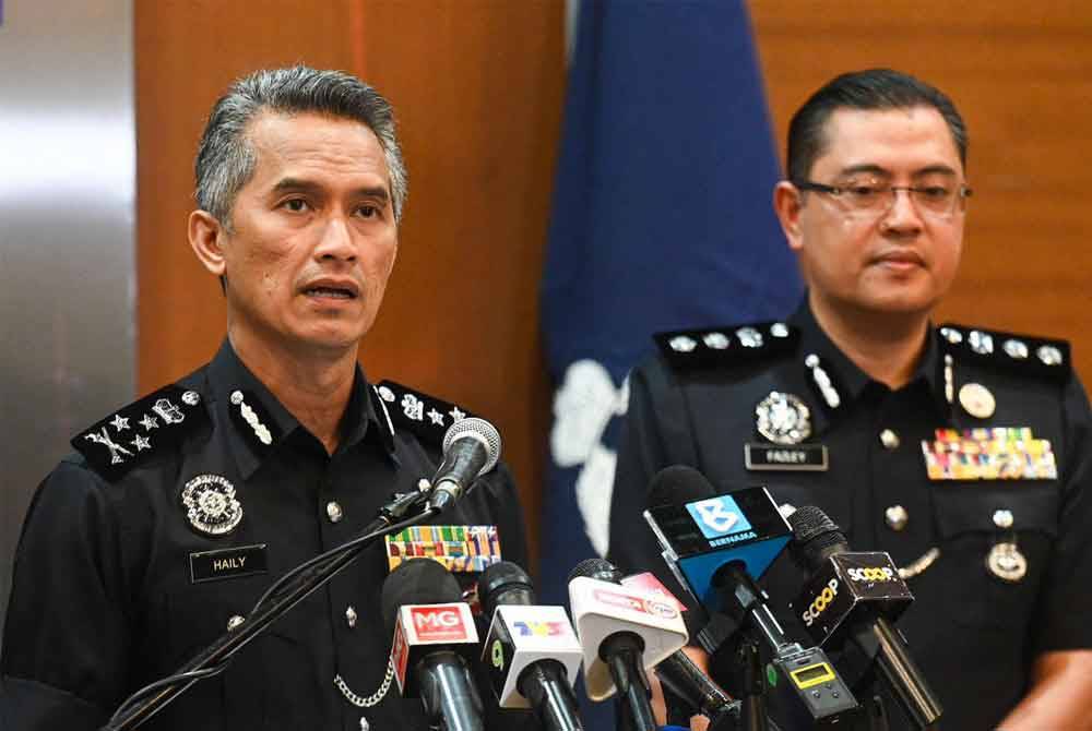 Mohd Shuhaily (kiri) dalam sidang akhbar di Bukit Aman pada Rabu.