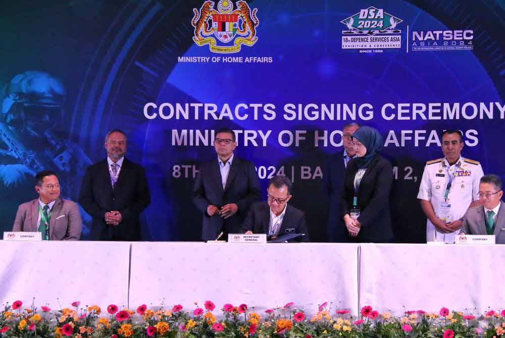 Majlis pemeteraian MoU Kementerian Dalam Negeribersama Galaxy Aerospace (Malaysia) Sdn. Bhd, di sini, pada Rabu.