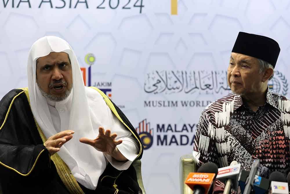 Ahmad Zahid (kanan) bersama Setiausaha Agung Liga Dunia Muslim (MWL) dan Pengerusi Pertubuhan Ulama Islam, Sheikh Dr Mohammad Abdulkarim Al-Issa (kiri) ketika sidang media selepas perasmian Majlis Ulama Asia 2024 pada Rabu. Foto Bernama
-- fotoBERNAMA (2024) HAK CIPTA TERPELIHARA
KUALA LUMPUR, May 8 -- Deputy Prime Minister Datuk Seri Dr Ahmad Zahid Hamidi with the Muslim World League’s Secretary-General and Chairman of the Organisation of Muslim Scholars, Sheikh Dr Mohammad Abdulkarim Al-Issa (left) during a press conference after the launching of the Asian Ulama Council 2024, today.
--fotoBERNAMA (2024) COPYRIGHT RESERVED