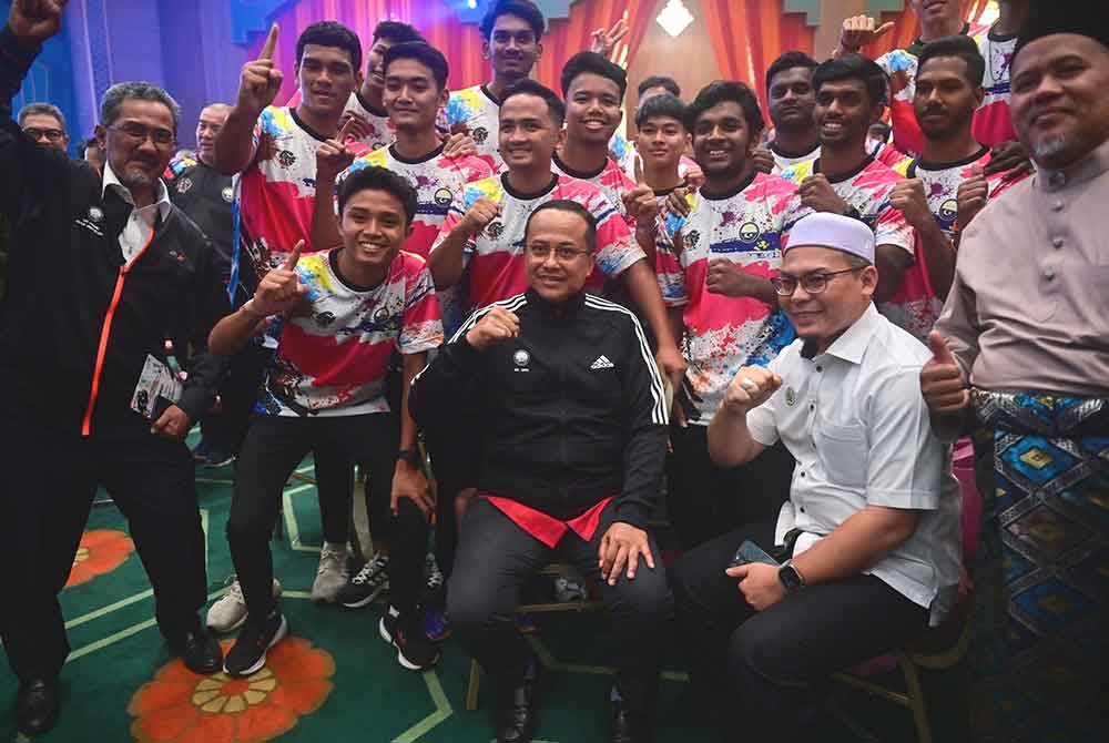 Ahmad Samsuri (tengah) bersama Exco Pembangunan Belia, Sukan dan Badan Bukan Kerajaan (NGO), Hishamuddin Abdul Karim merakam gambar bersama para atlet sempena Majlis Perhimpunan Kontinjen Sukma Terengganu 100 Hari Menjelang Sukma XXI di Wisma Darul Iman, pada Rabu.