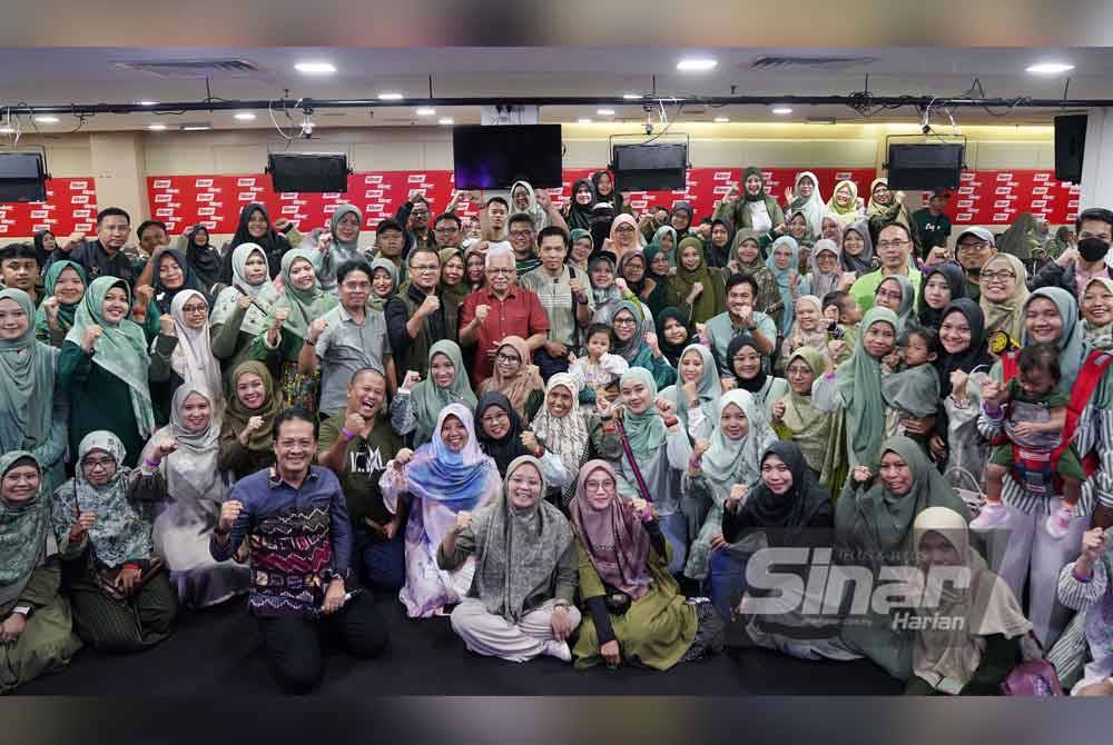 Penasihat Kumpulan Karangkraf, Datuk Hussamuddin Yaacub bergambar bersama delegasi perniagaan PT Tira Satria Niaga dari seluruh Indonesia selepas menyampaikan motivasi yang diadakan di Kompleks Karangkraf, pada Rabu. Foto Sinar Harian-Rosli Talib