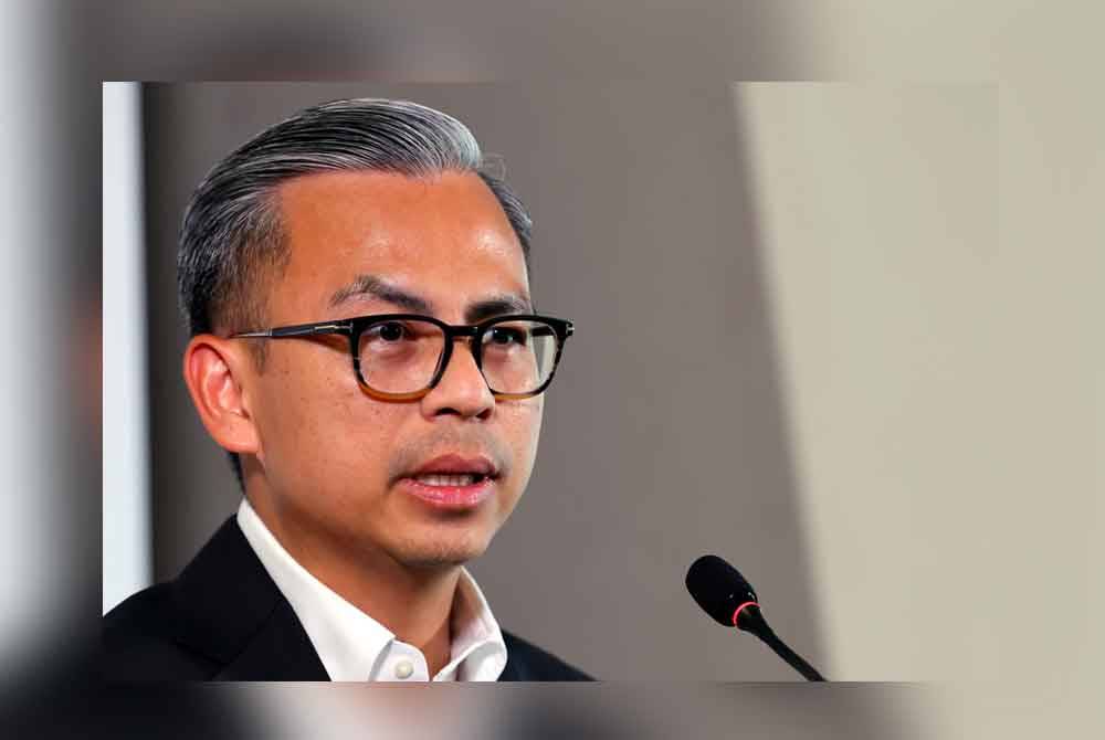 Fahmi mengadakan sidang media selepas mesyuarat pasca kabinet di kementeriannya pada Rabu. Foto Bernama