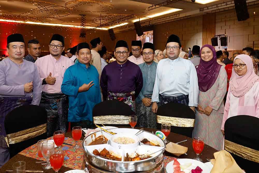 Amirudin (tengah) bersama tetamu pada Majlis Muhibah Aidilfitri Kumpulan Menteri Besar Selangor Incorporated (MBI) di Pusat Konvensyen Setia City (SCCC) pada Rabu. Foto Bernama