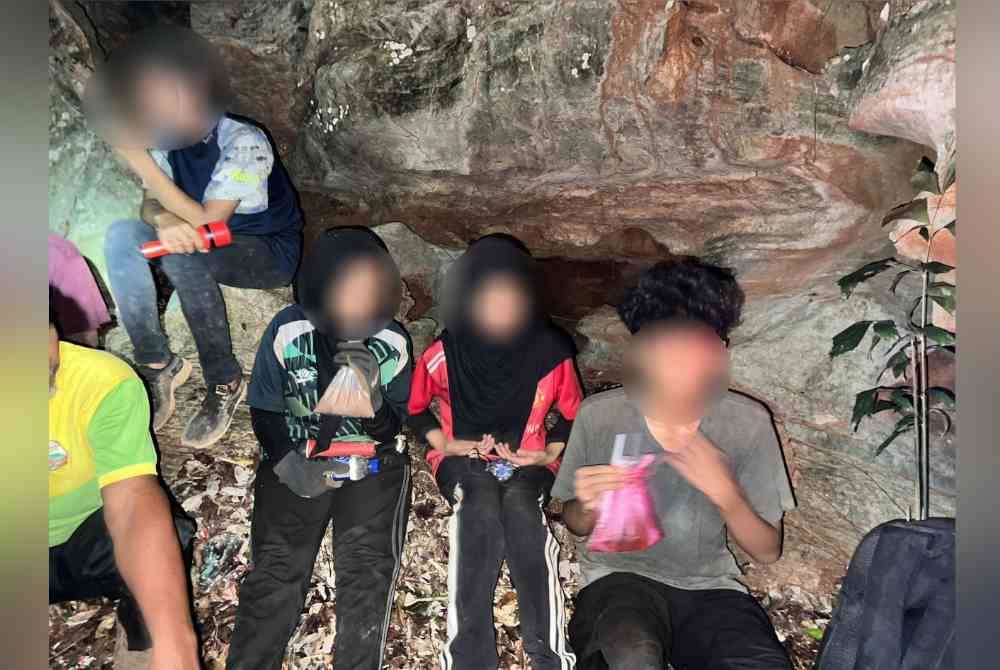 Tiga mangsa yang tersesat tersebut berjaya diselamatkan dan dibawa turun dari Gunung Keriang pada jam 1 pagi pada Khamis.