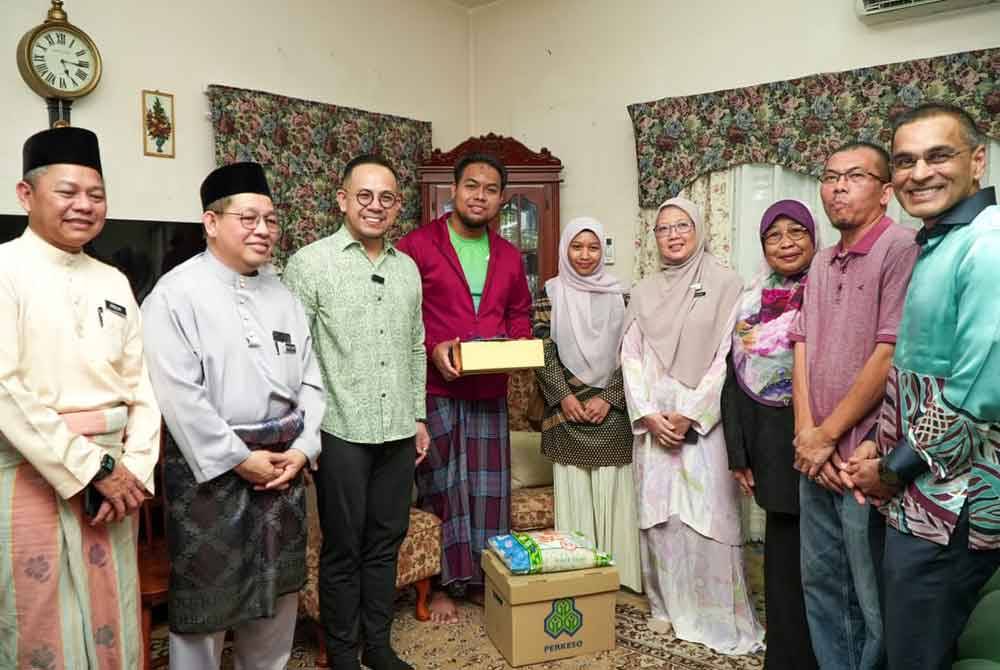 Steven Sim (tiga dari kiri) bersama Abdul Hayyi ketika program ziarah prihatin di kediaman ibu saudaranya di Putrajaya. (Gambar kecil: Kereta Abdul hayyi rosak teruk akibat insiden pokok tumbang)