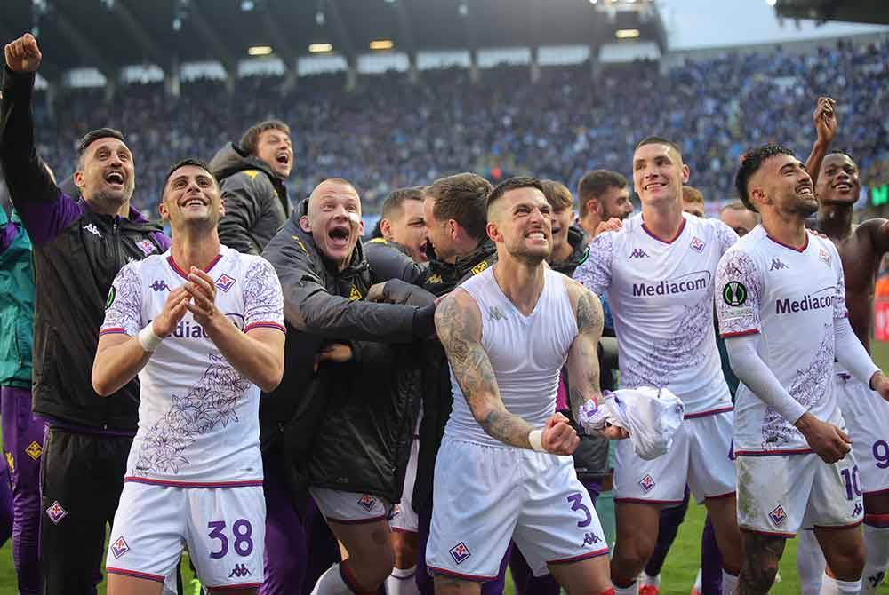 Para pemain Fiorentina meraikan kejayaan mara ke final Liga Konferens Europa setelah menewaskan Brugge 4-3 secara agregat awal pagi Khamis. Foto EPA