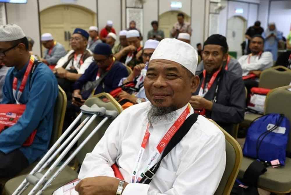 Walaupun kudung kaki kiri dan terpaksa bertongkat akibat kanser tulang, keadaan itu tidak sesekali melemahkan semangat Azaha (kanan) untuk ke Tanah Suci menunaikan ibadah haji tahun ini. Foto Bernama