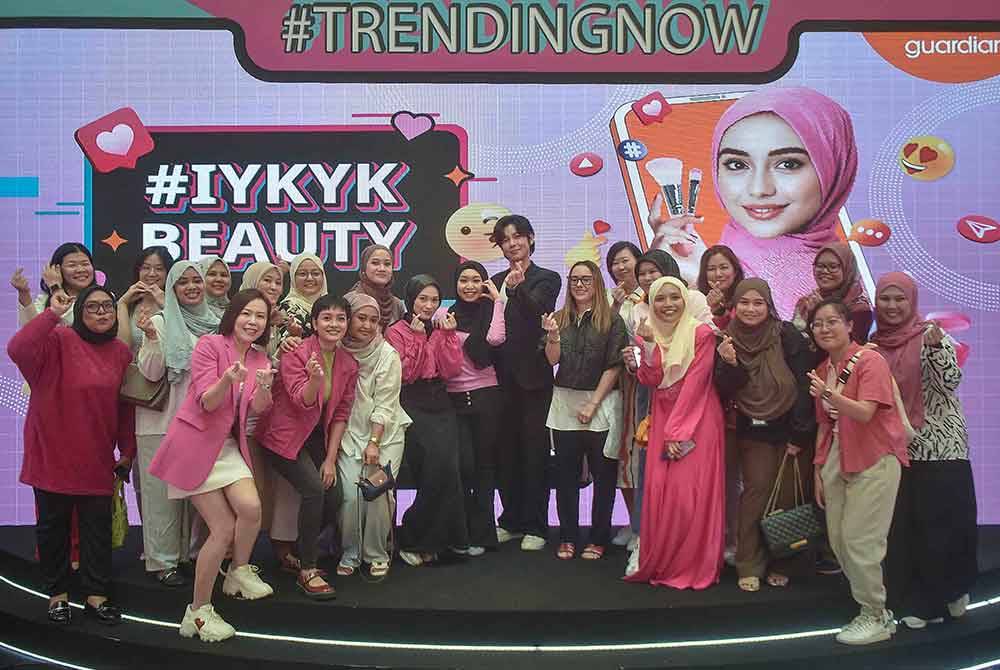 Anna Hull (sembilan dari kanan) pada majlis pelancaran #IYKYK Beauty yang diadakan baru-baru ini.