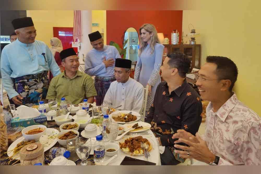 Ahmad Fuad (berdiri kiri) dan Pengarah Kumpulan Syarikat Rafulin, Mohamed Raffe Chekku (berdiri dua dari kiri) melayan tetamu yang hadir pada Majlis Rumah Terbuka Aidilfitri Rafulin Holdings Sdn Bhd dan LATAR di Kompleks Operasi LATAR di sini pada Khamis.