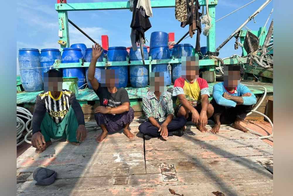 Lima nelayan termasuk tekong warga Myanmar ditahan selepas didapati menangkap ikan secara haram di perairan dekat Kapar pada Rabu.