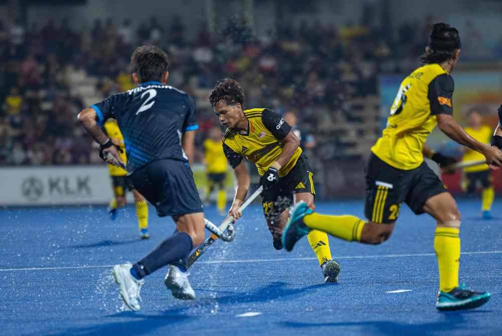  Pemain Malaysia mengawal bola ketika bertemu pasukan Jepun pada saingan Piala Sultan Azlan Shah ke-30 di Stadium Hoki Azlan Shah, malam Rabu. Foto Bernama