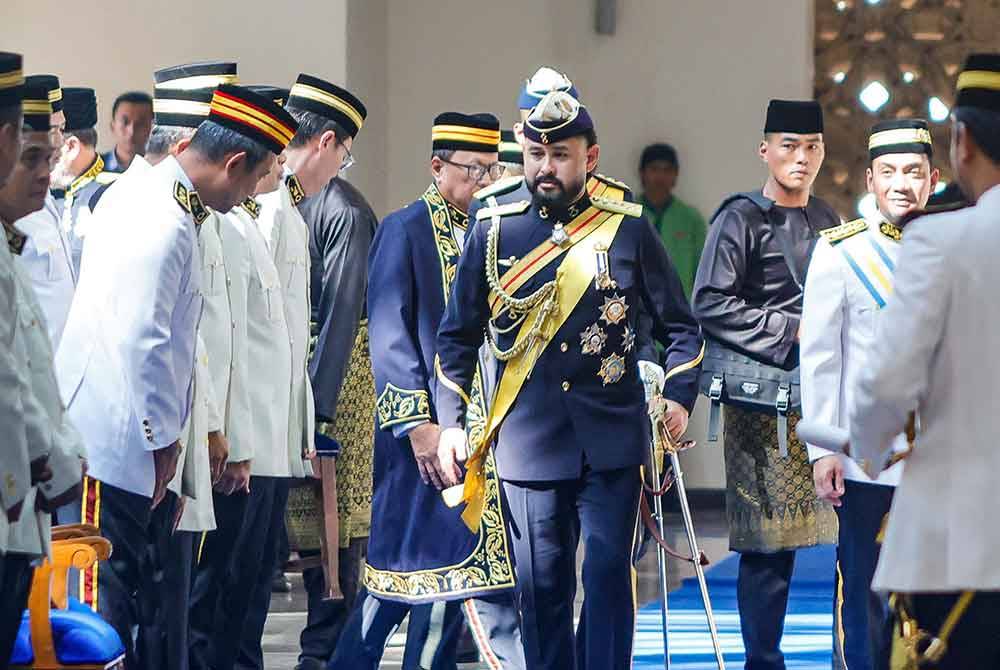 Tunku Mahkota Ismail berangkat ke Persidangan Ketiga DUN Johor ke-15, di Bangunan Sultan Ismail, Kota Iskandar pada Khamis.