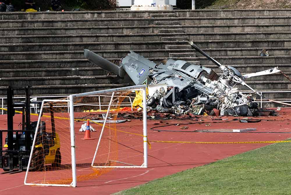 Bangkai pesawat helikopter yang terhempas dalam satu insiden di Pangkalan Tentera Laut Diraja Malaysia, Lumut pada 23 April lalu. Foto Bernama