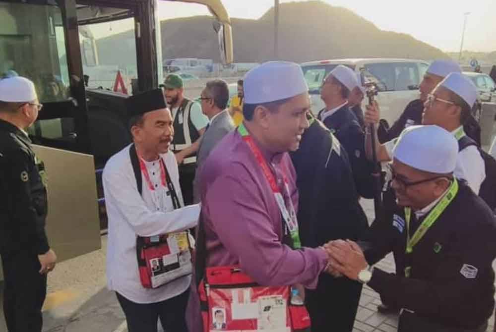 Jemaah haji yang menaiki penerbangan pertama (KT1) dari Malaysia, selamat tiba di Lapangan Terbang Antarabangsa Putera Mohammad Bin Abdulaziz di sini pada Khamis. Foto Bernama