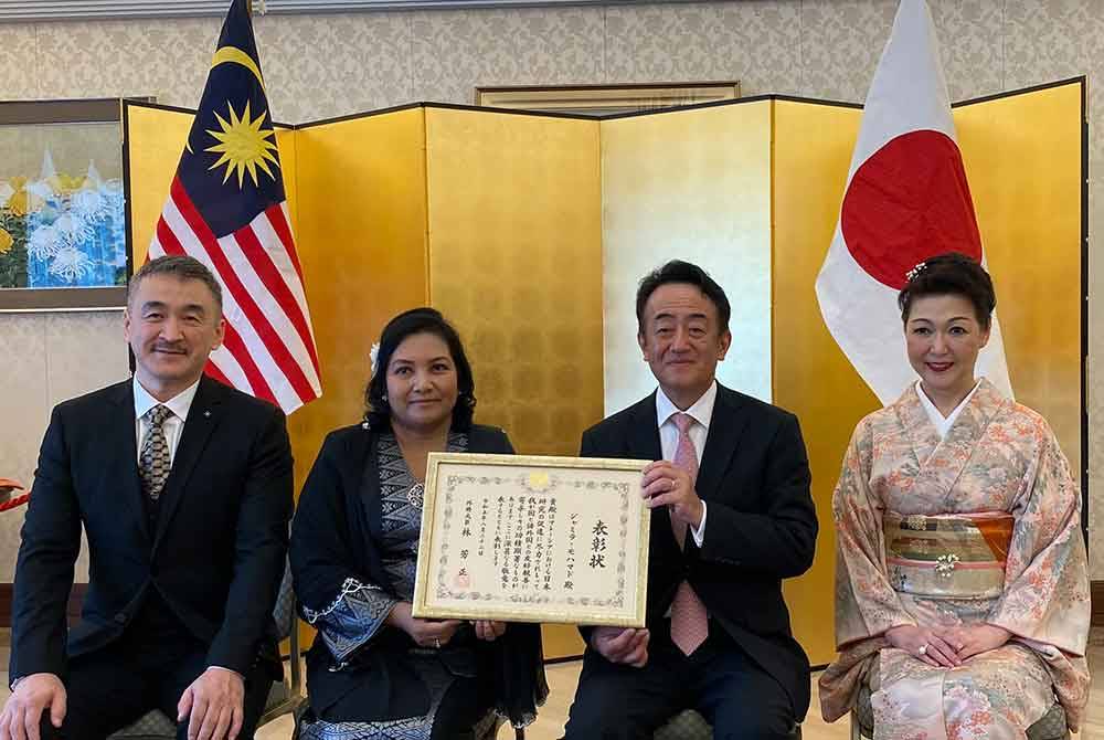 Dr Jamila (dua dari kiri) bergambar bersama Takahashi (dua dari kanan) ketika majlis penganugerahan yang bertempat di kediaman Duta Besar Jepun di Malaysia, di sini pada Khamis.