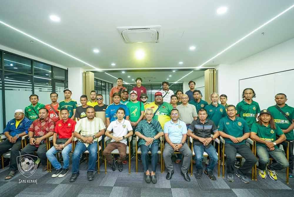 Mohd Daud (duduk depan, lima dari kanan) bergambar bersama wakil-wakil kelab penyokong Kedah pada satu pertemuan yang diadakan di Alor Setar baru-baru ini. - Foto: KDA FC