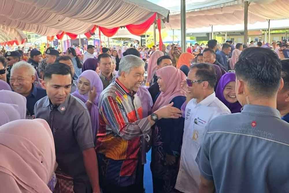 Ahmad Zahid ketika hadir pada Majlis Perasmian Sentuhan Kasih Desa Sukau, Kinabatangan dan Keusahawanan Luar Bandar 2024 di Dataran Tamu, Sukau.