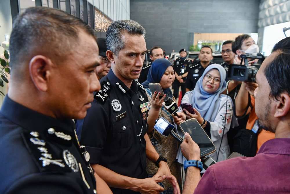 Mohd Shuhaily ketika bertemu pengamal media selepas meninjau lokasi kejadian simbah asid terhadap pemain skuad kebangsaan, Faisal Halim di pusat beli-belah pada Khamis. Foto Bernama