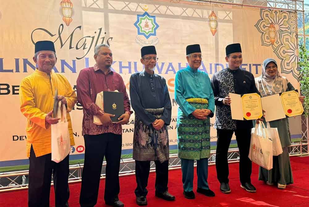 Abdul Aziz (tiga dari kanan) bersama lima PPI yang dipilih menerima anugerah pada Khamis.