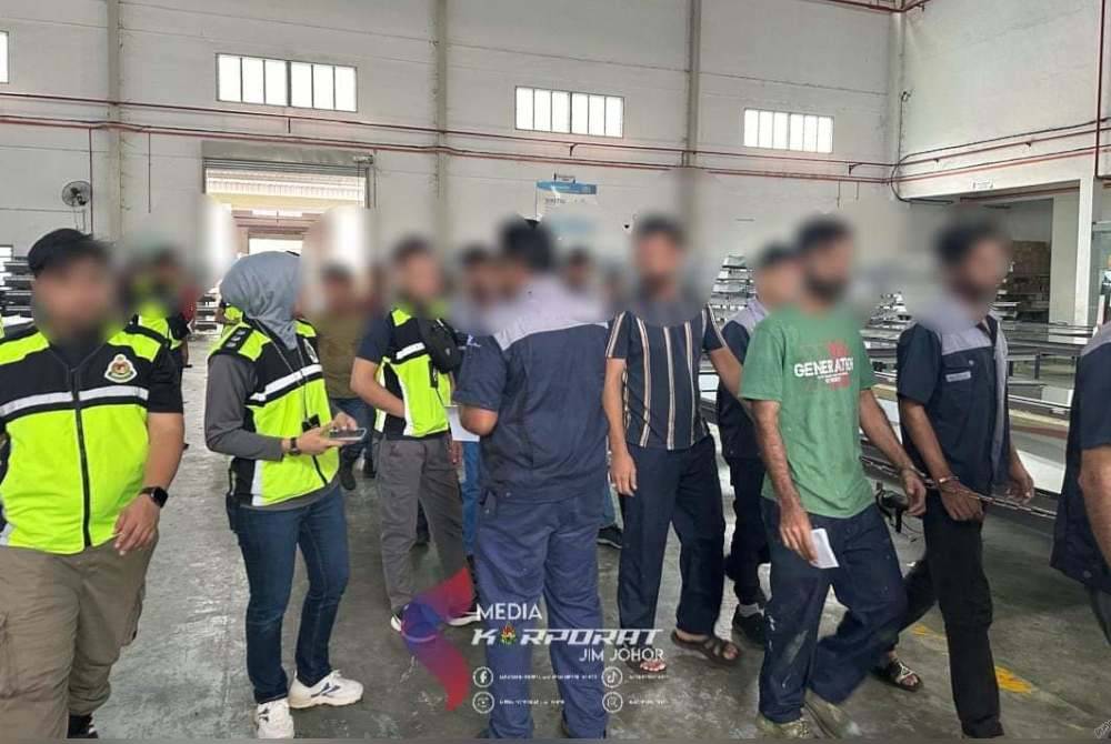 Sebahagian warga asing yang diperiksa dalam Ops Mahir sekitar Iskandar Puteri. Foto JIM Johor