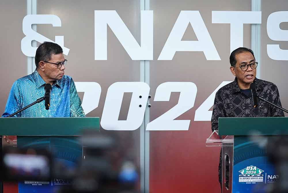 Saifuddin Nasution (kiri) bersama Mohamed Khaled (kanan) pada sidang media bersama selepas selesai sesi ‘Thank You Reception and Announcement of DSA & NATSEC Asia 2026’, di Pusat Dagangan dan Pameran Antarabangsa (MITEC) pada Khamis. - Foto Bernama