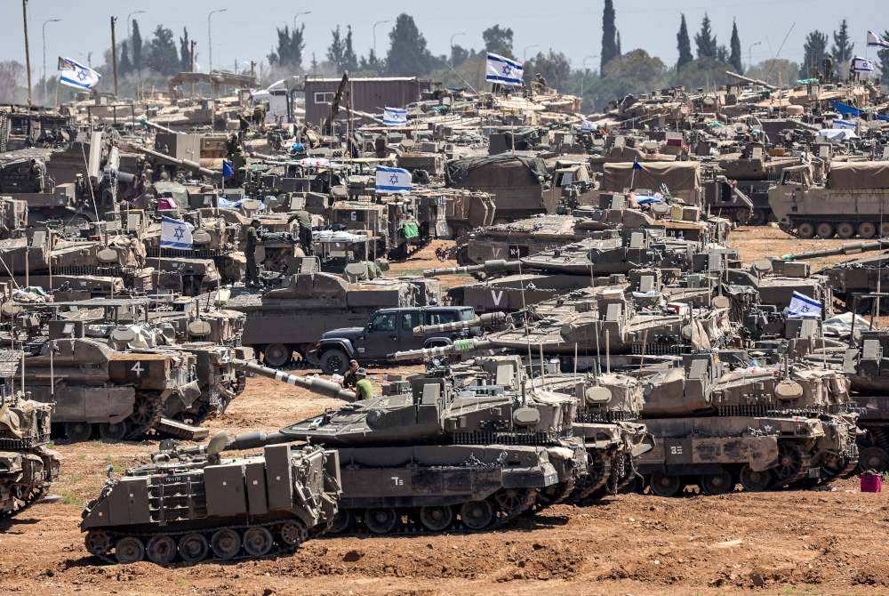 Unit kereta kebal Pasukan Pertahanan Israel (IDF) kini bersiap siaga di selatan Tel Aviv bersempadan dengan Genting Gaza. Foto AFP