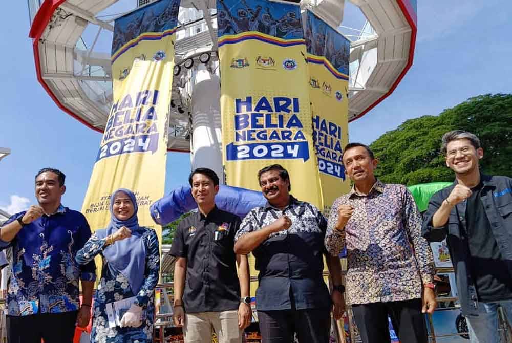 Adam (tiga,kiri) ketika menyempurnakan Majlis Pra Pelancaran Hari Belia Negara 2024 (HBN2024) di pekarangan Menara Taming Sari, Banda Hilir pada Khamis.