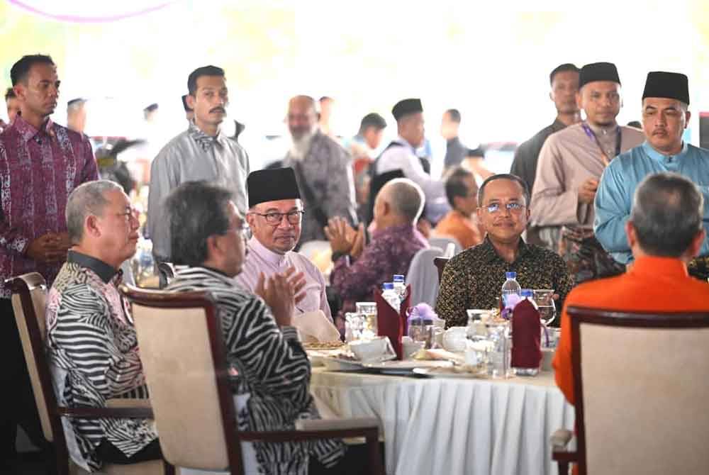 Anwar bersama Ahmad Samsuri ketika menghadiri Majlis Sambutan Aidilfitri Madani 2024 Peringkat Negeri Terengganu di Kompleks Sukan Gong Badak di Kuala Nerus pada Khamis.