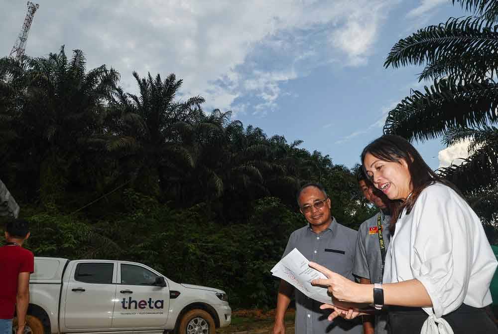 Nie Ching (kanan) ketika meninjau tapak projek POC Starlink&#039; di Menara Kampung Orang Asli, Kerling hari ini. - Foto: Bernama