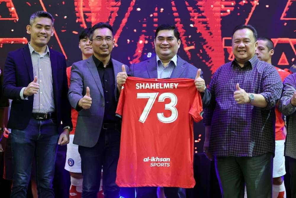 Shahelmey (dua dari kanan) menunjukkan jersi baharu Sabah FC pada Majlis Pelancaran Jersi Sabah FC (Home) Bagi Musim 2024-2025 di sebuah hotel hari ini. Foto Bernama