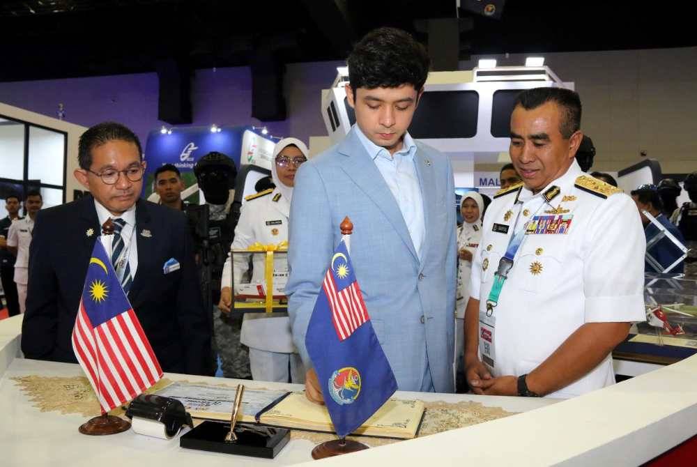 Tengku Hassanal mengambil peluang sempena lawatannya ke DSA dan NATSEC Asia 2024 untuk mengunjungi reruai Maritim Malaysia.