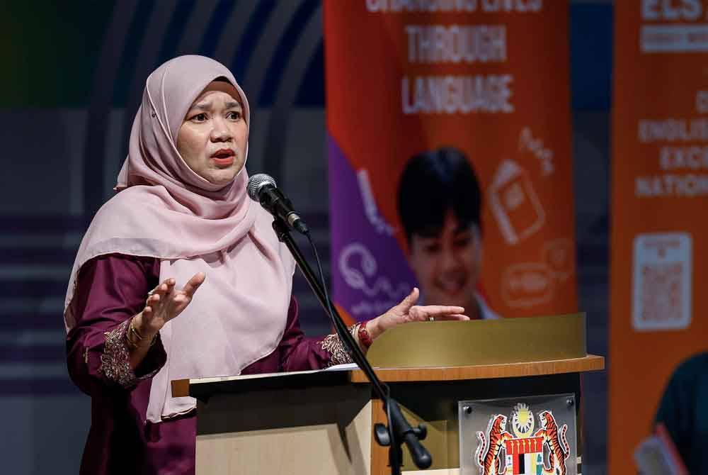 Fadhlina berucap pada Majlis Anugerah ‘ELS Language Centres (ELS) English Language Ambassador Award Essay Writing Competition’ di KPM pada Khamis. Foto Bernama