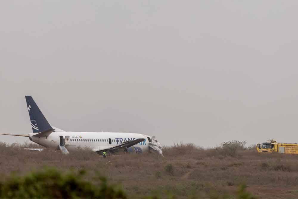 Pesawat Boeing 737 yang disewa Air Senegal terkeluar dari landasan semasa berlepas di Lapangan Terbang Antarabangsa Dakar awal pagi Khamis. Foto EPA