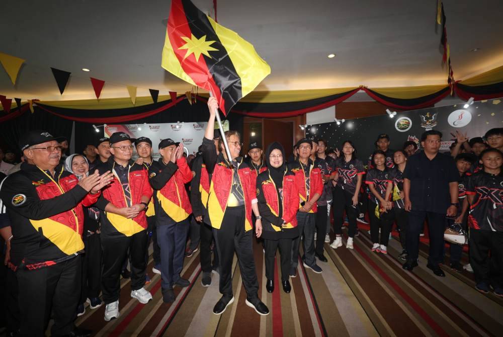 Abang Johari melepaskan atlet Sarawak selepas merasmikan 100 Hari Menjelang Sukma XXI pada Khamis.