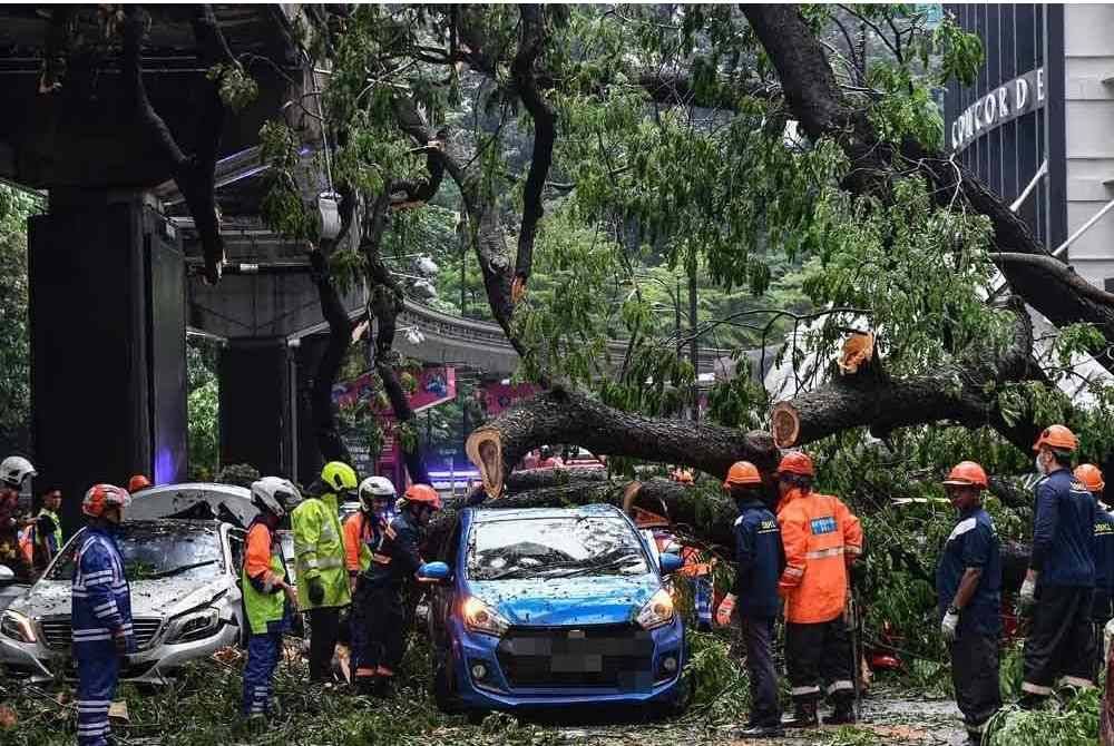 Insiden pokok tumbang di Jalan Sultan Ismail meragut satu nyawa pada Selasa lalu. Foto Bernama