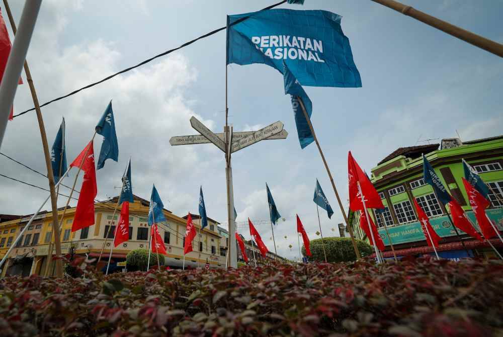 PRK Kuala Kubu Baharu memperlihatkan pertandingan saingan empat penjuru iaitu Calon PH Pang Sock Tao, Calon PN Khairul Azhari Saut, Calon Bebas Nyau Ke Xin, dan Calon PRM Hafizah Zainudin. Foto Bernama