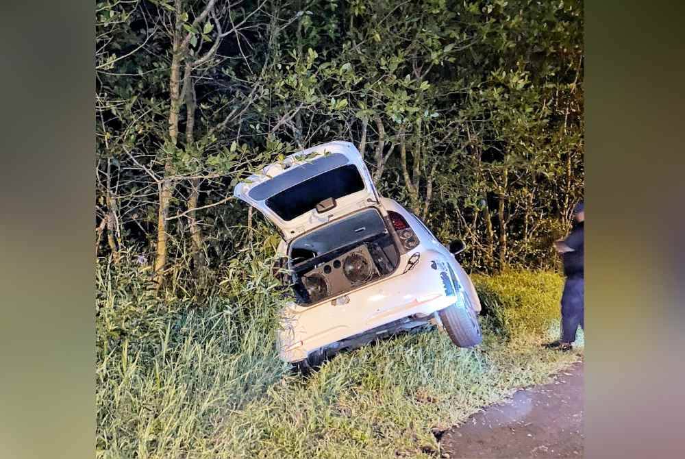 Kenderaan Perodua Myvi yang dinaiki pasangan kekasih itu sebelum terjunam ke dalam Sungai Paya Lebar, di sini, pada malam Khamis.