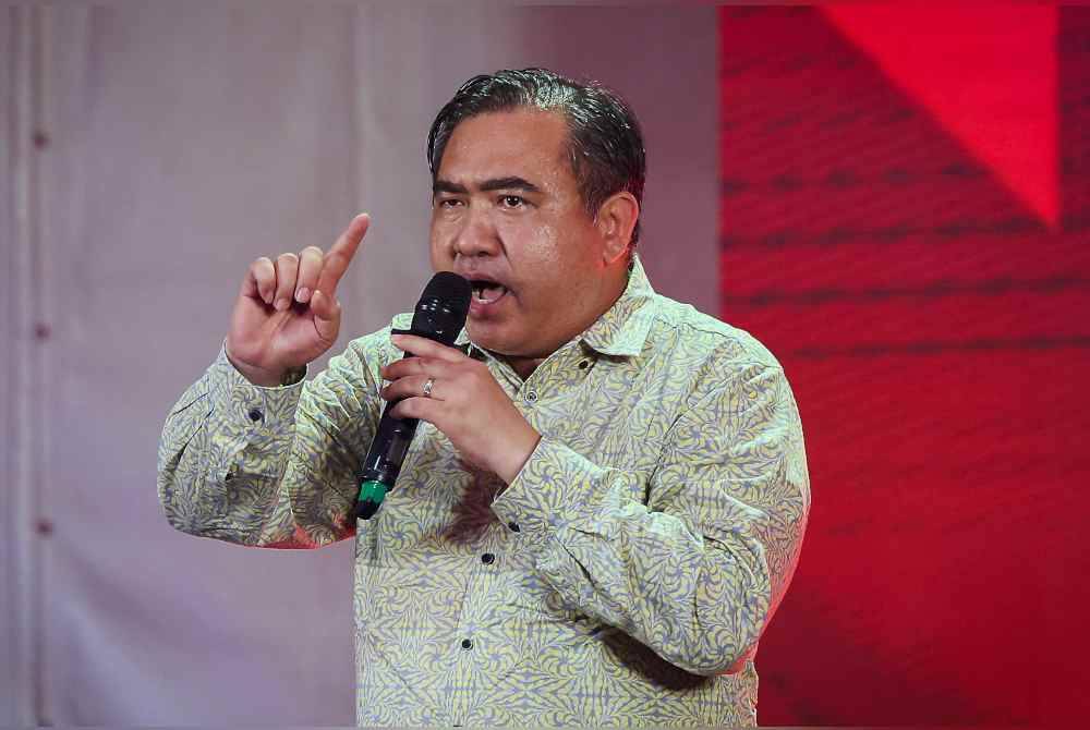 Setiausaha Agung DAP Anthony Loke berucap pada Ceramah Mega Perpaduan Grand Finale PRK N.06 Kuala Kubu Baharu di Stadium Mini Kuala Kubu Baharu malam tadi. Foto Bernama