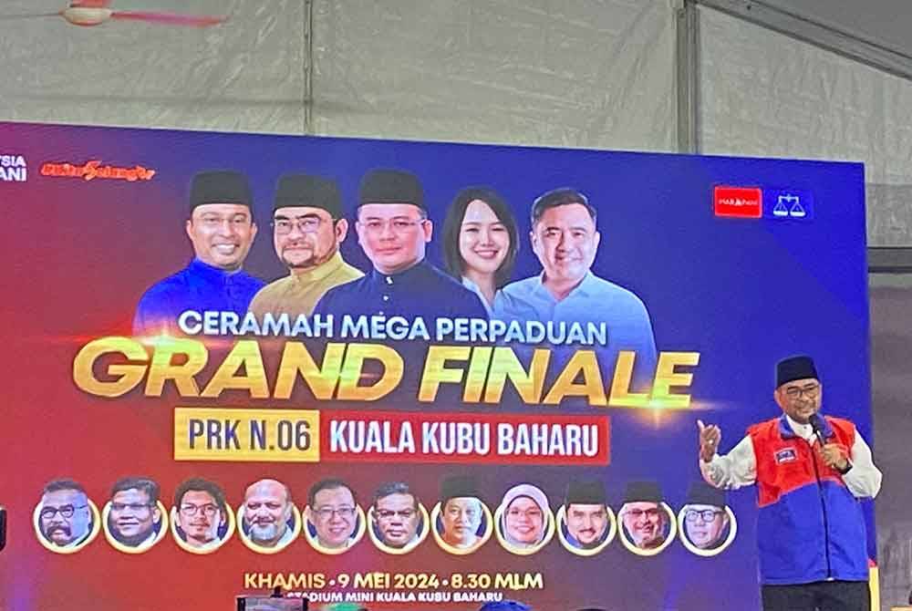 Mujahid ketika Ceramah Mega Perpaduan Grand Finale di Stadium Mini Kuala Kubu Baharu di Hulu Selangor malam Khamis.