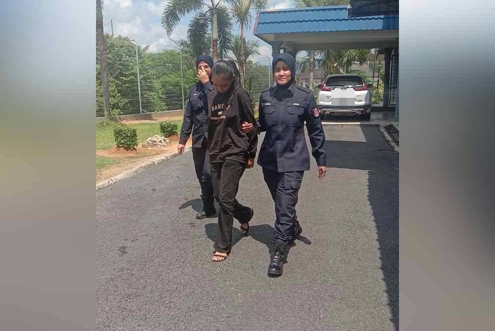 Tertuduh (tengah) ketika dibawa ke Mahkamah Majistret Kuala Pilah pada Jumaat.