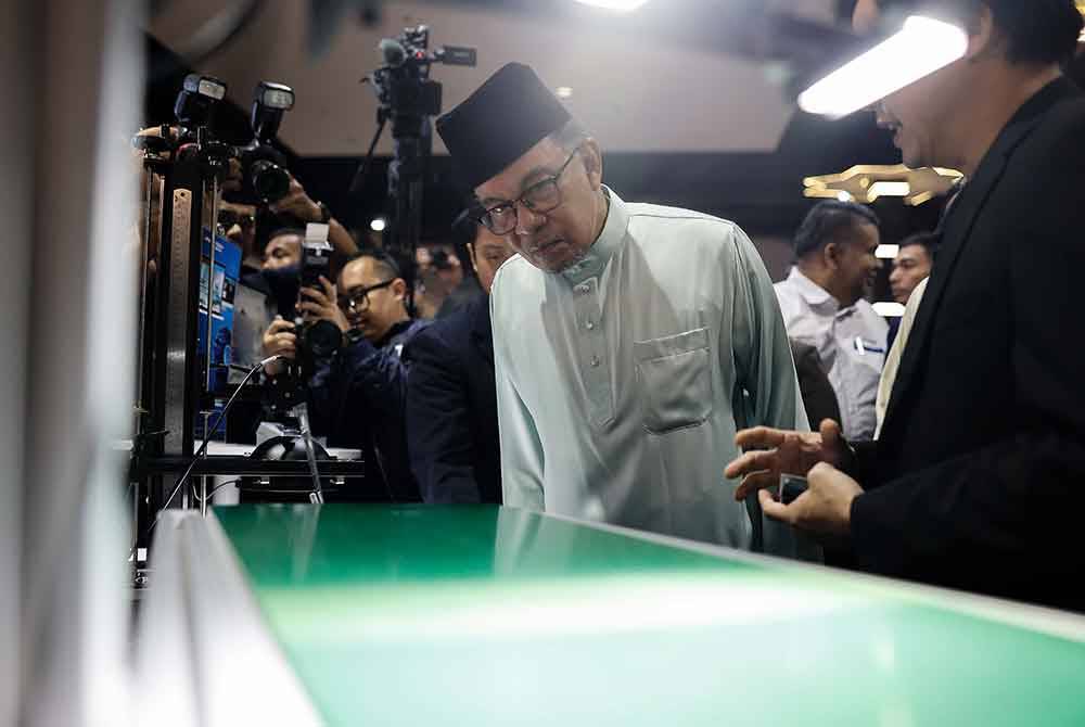 Anwar melawat tapak pameran pada Majlis Peluncuran Malaysia Artificial Intelligence Nexus 2024 di Dewan Merdeka, Pusat Dagangan Dunia pada Jumaat. Foto Bernama