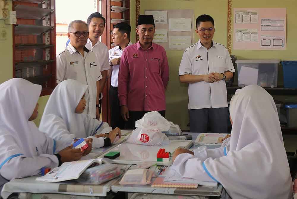 Kah Woh (kanan) menyantuni pelajar di dalam kelas ketika hadir Pada Lawatan Kerja Timbalan Menteri Pendidikan ke SABK Maahad Al Khair Lil Banat di Jalan Sekolah Arab, Jana Baru, Kamunting hari ini. Foto Bernama