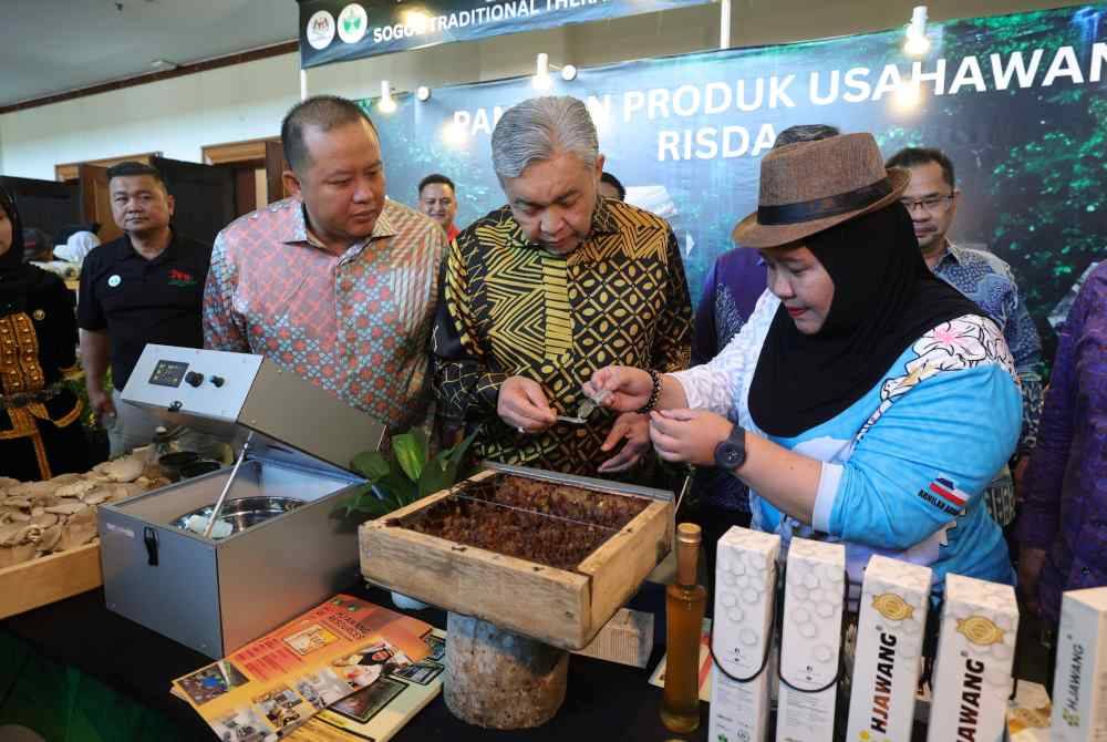 Ahmad Zahid ketika melawat pameran usahawan bimbingan Mara, RISDA dan Felcra selepas mesyuarat bersama Exco-exco Luar Bandar di Pacific Sutera hari ini. Foto Bernama