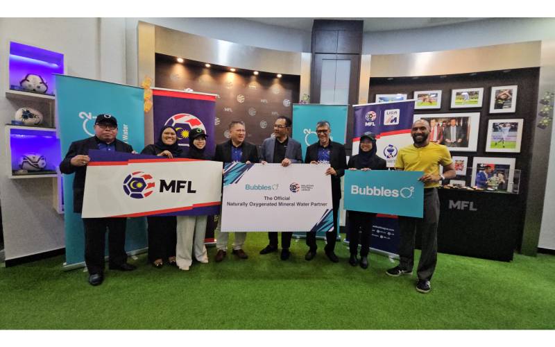 Ain Azizah (tiga dari kiri) dan Ab Ghani (empat dari kanan) bersama-sama pengurusan Bubbles O2 serta MFL menunjukkan penajaan musim kedua Liga Bola Sepak Malaysia.