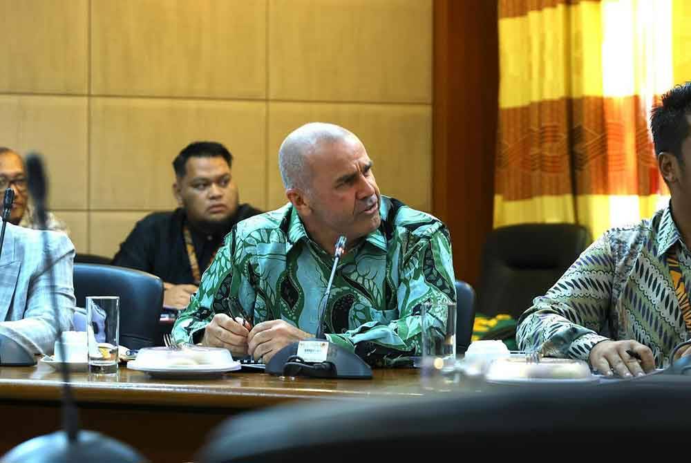 Oscar yang memegang Diploma Kejurulatihan Profesional Konfederasi Bolasepak Asia (AFC) memiliki pengalaman lebih 20 tahun mengendalikan program pembangunan bola sepak belia elit di New South Wales. Foto: NFDP