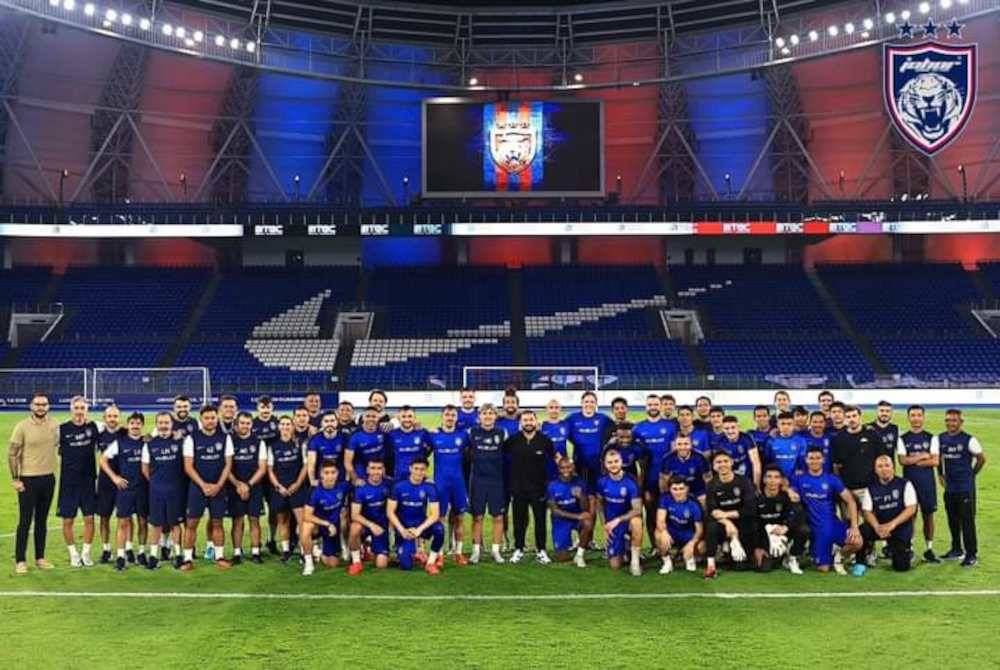 Tunku Mahkota Ismail (tengah) bersama pegawai dan para pemain JDT di Stadium Sultan Ismail pada Jumaat. Foto FB Johor Southern Tigers