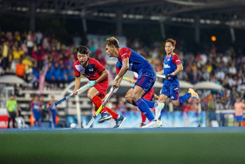 Pemain hoki negara, Azrai Abu Kamal (tengah) mengawal bola ketika bertemu pemain pasukan Korea pada saingan Piala Sultan Azlan Shah ke-30 di Stadium Hoki Azlan Shah, hari ini. Foto Bernama