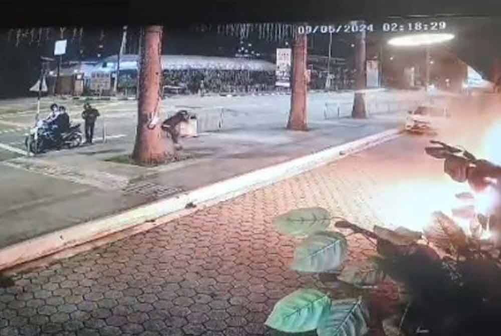 Rakaman CCTV memaparkan beberapa individu membaling objek dipercayai bom petrol ke arah sebuah pusat hiburan di Jalan Yap Kwan Seng pada Khamis.