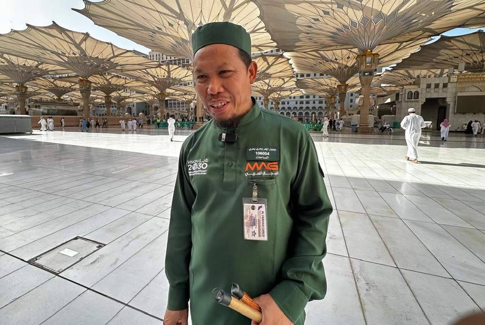 Royan Azhari menyapa jemaah haji Malaysia di Masjid Nabawi.