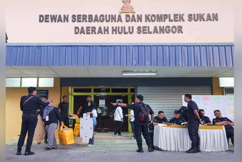 Petugas SPR membawa keluar peti undi dari Pusat Penjumlahan Rasmi Undi untuk dihantar ke pusat mengundi awal pagi tadi sempena PRK Kuala Kubu Baharu di Dewan Serbaguna dan Kompleks Sukan Daerah Hulu Selangor. Foto Bernama